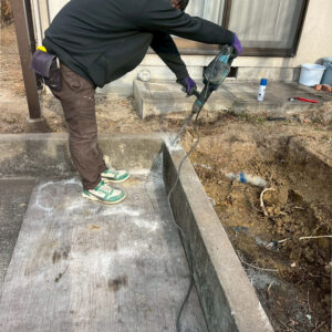 滋賀県草津市での駐車場拡張工事、ブロック塀の解体作業。