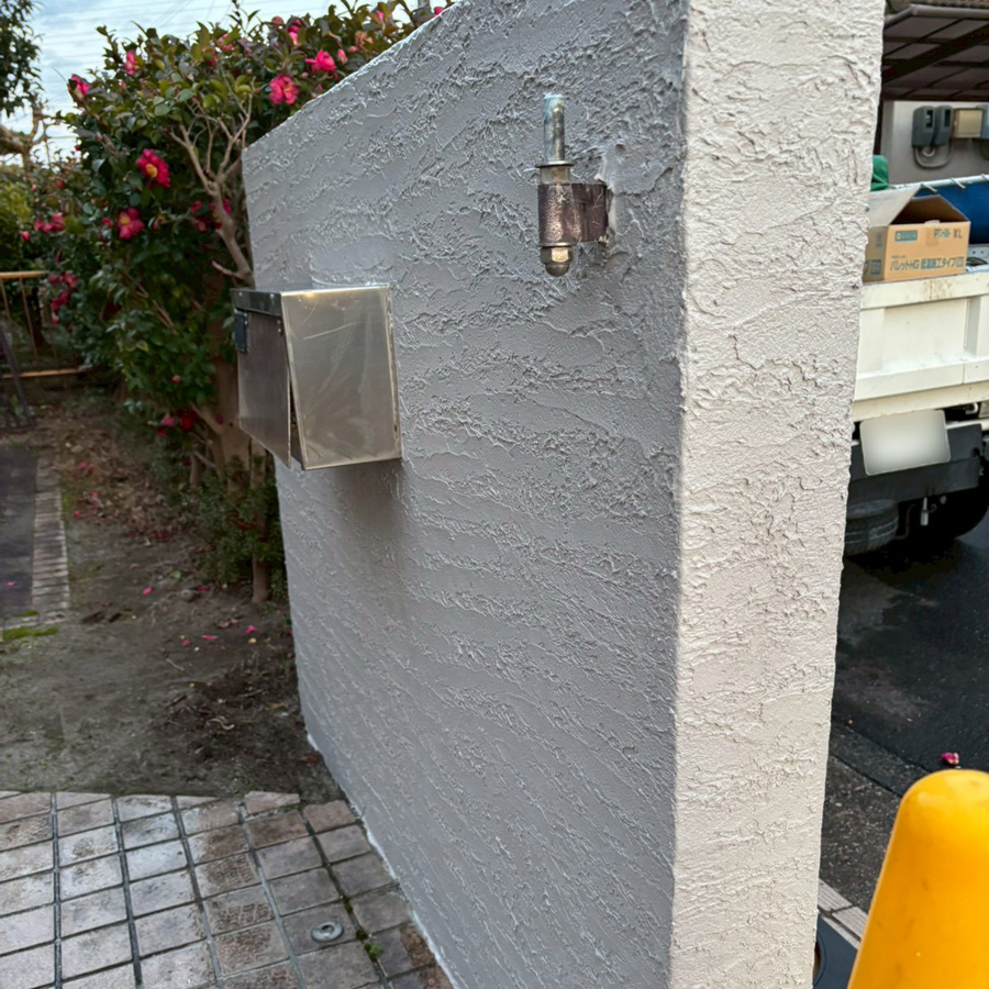 滋賀県草津市の外構リフォーム。既存の塗装を剥がした後、職人の手で美しく左官仕上げを施した門柱。