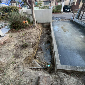 滋賀県草津市の外構リフォーム現場。駐車場を拡張するために生垣を伐採・伐根している様子。