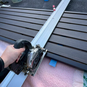 滋賀県草津市の外構リフォーム現場にて、YKKapのルシアスフェンスをカット加工している様子。