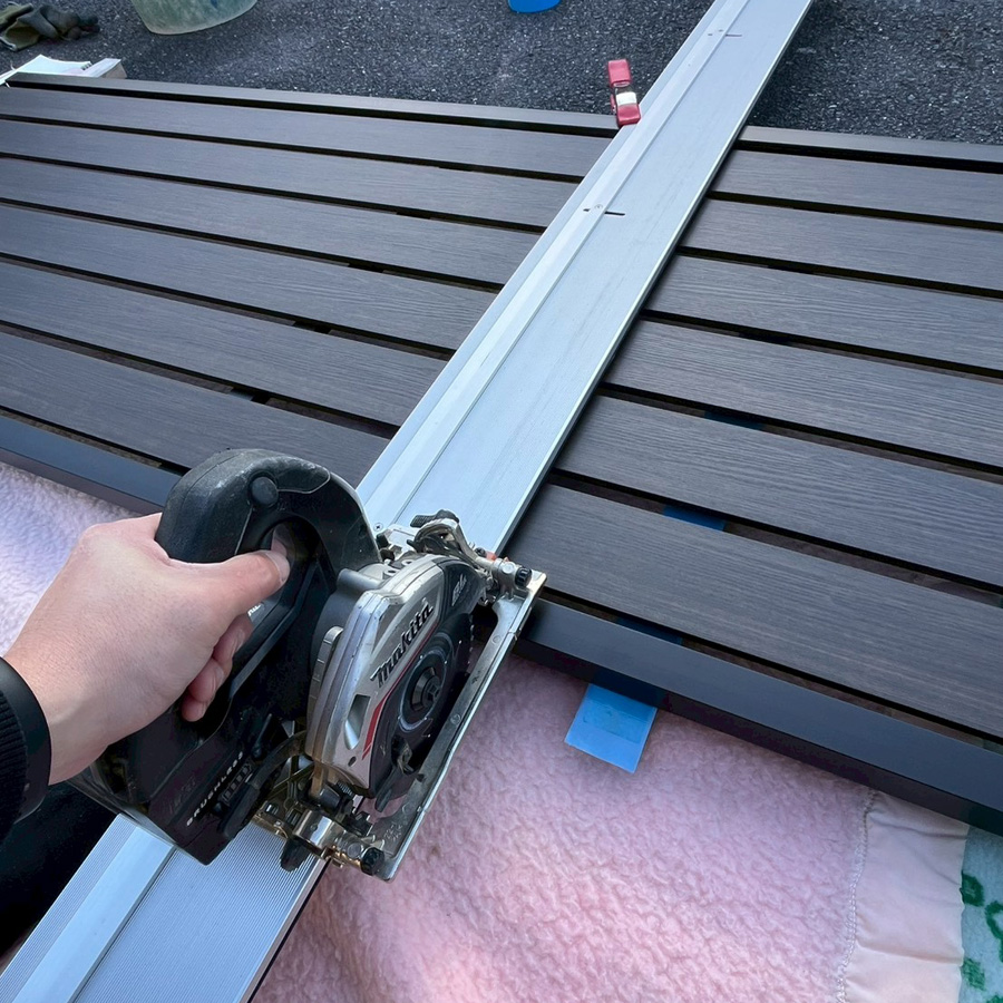 滋賀県草津市の外構リフォーム現場にて、YKKapのルシアスフェンスをカット加工している様子。