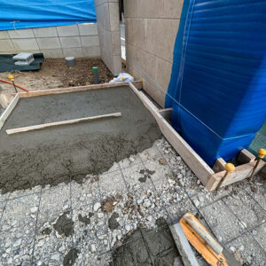 滋賀県大津市でのアプローチ下地コンクリート打設。建物への養生とワイヤーメッシュの配置。