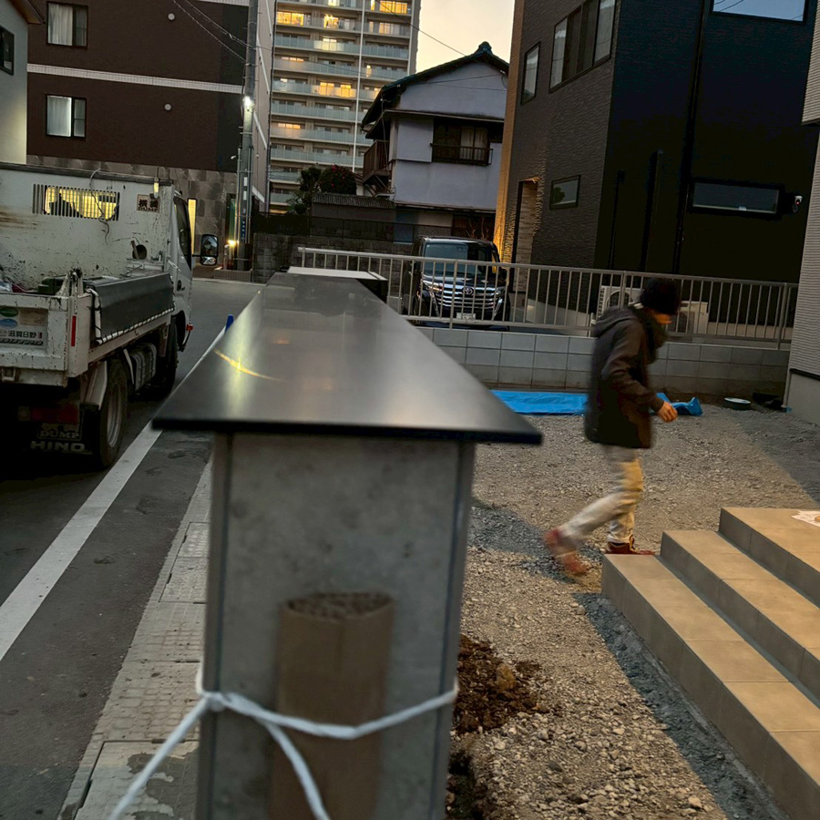 滋賀県大津市の新築外構、門塀の汚れ防止とデザイン性を高めるLIXILの笠木設置。