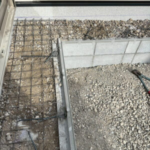 滋賀県大津市の新築外構工事、モルタルデッキの下地となるワイヤーメッシュの配筋とブロック基礎の様子。