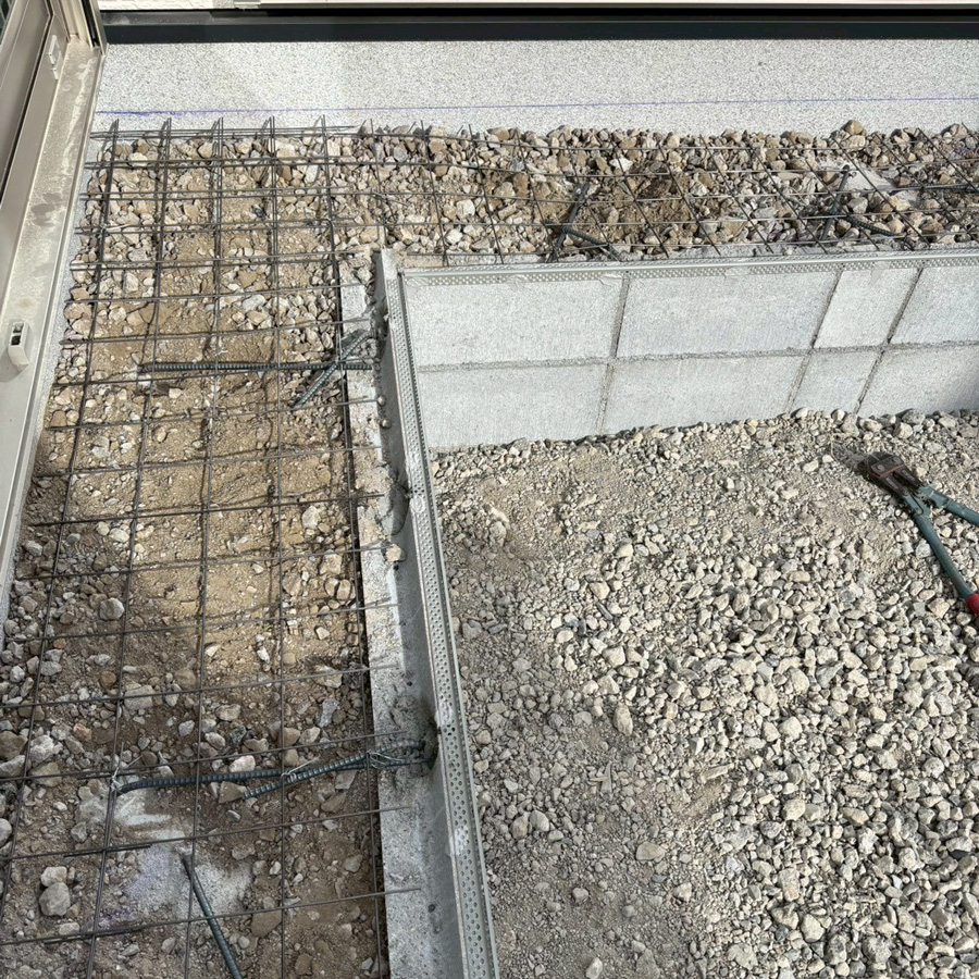 滋賀県大津市の新築外構工事、モルタルデッキの下地となるワイヤーメッシュの配筋とブロック基礎の様子。