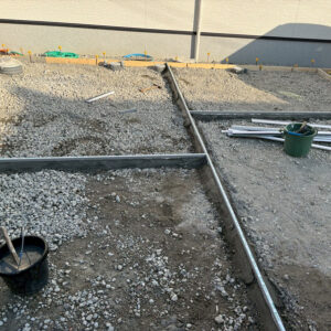 滋賀県大津市の新築外構工事、駐車場のコンクリートひび割れを防止する伸縮目地の設置作業。