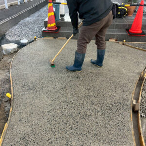 滋賀県大津市の新築外構現場にて、アプローチのコンクリートを洗い出し仕上げで施工している様子。