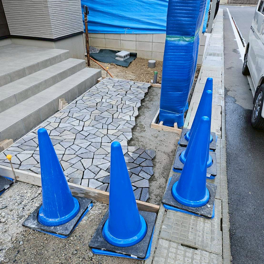 滋賀県大津市の新築外構にて、ユニソンのフィレットジオを使用したアプローチの施工風景。