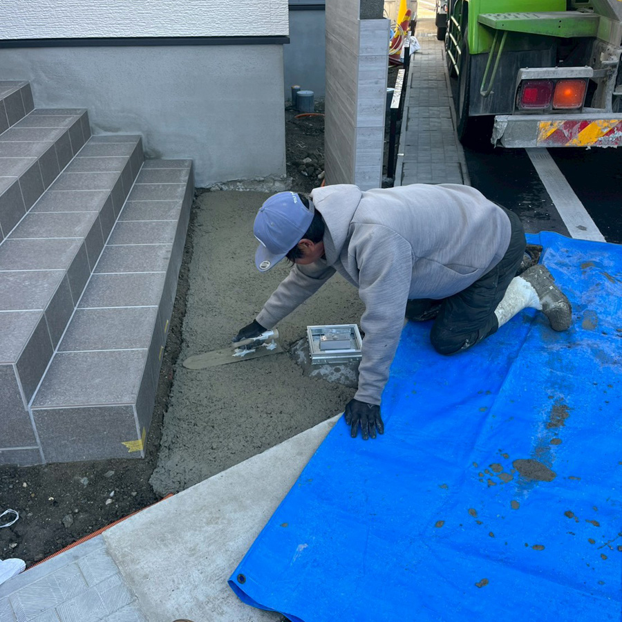 滋賀県大津市の新築外構現場。アプローチの石貼りの土台となるコンクリート下地を丁寧に施工している様子。