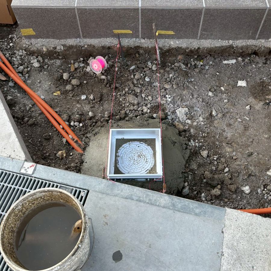 滋賀県大津市の新築外構にて、アプローチの汚水桝を目立たなくするために施工されたフロアハッチ（化粧蓋）