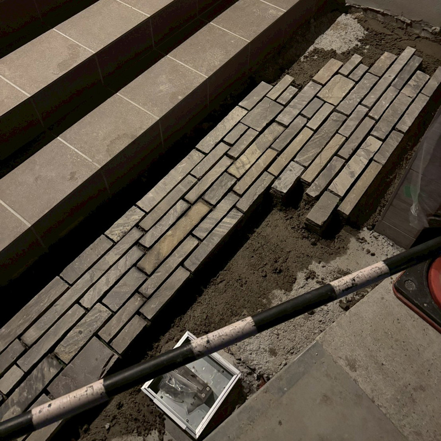 滋賀県大津市の新築外構にて、ユニソンのフィレットバトンを使用して美しく仕上げられたアプローチの様子。