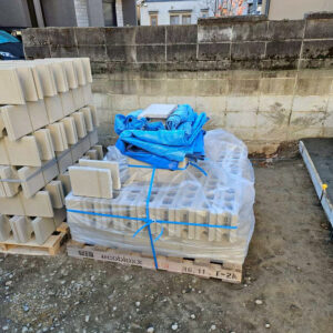 滋賀県大津市の新築外構現場。パレットに積まれ、施工を待つコンクリートブロック資材の様子