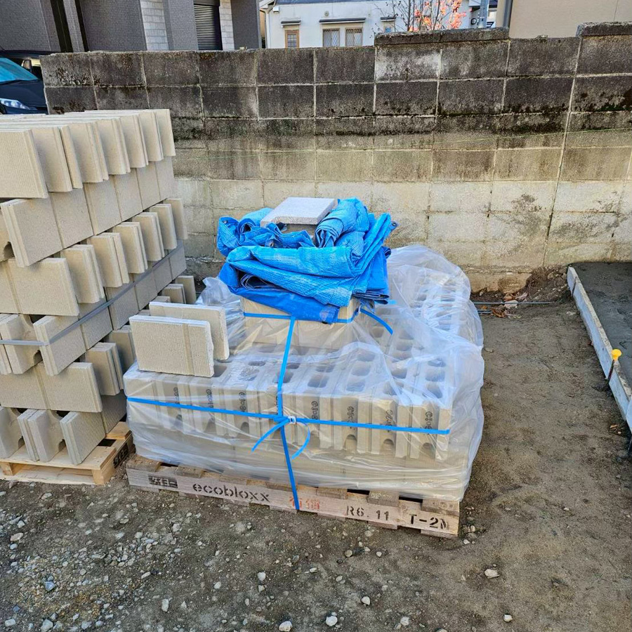 滋賀県大津市の新築外構現場。パレットに積まれ、施工を待つコンクリートブロック資材の様子