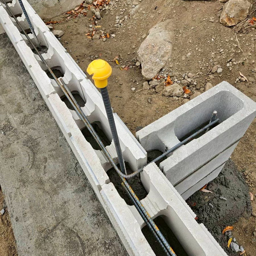 滋賀県大津市の新築外構現場。土留めブロックの強度を高めるため、内部に鉄筋を丁寧に配筋している様子。