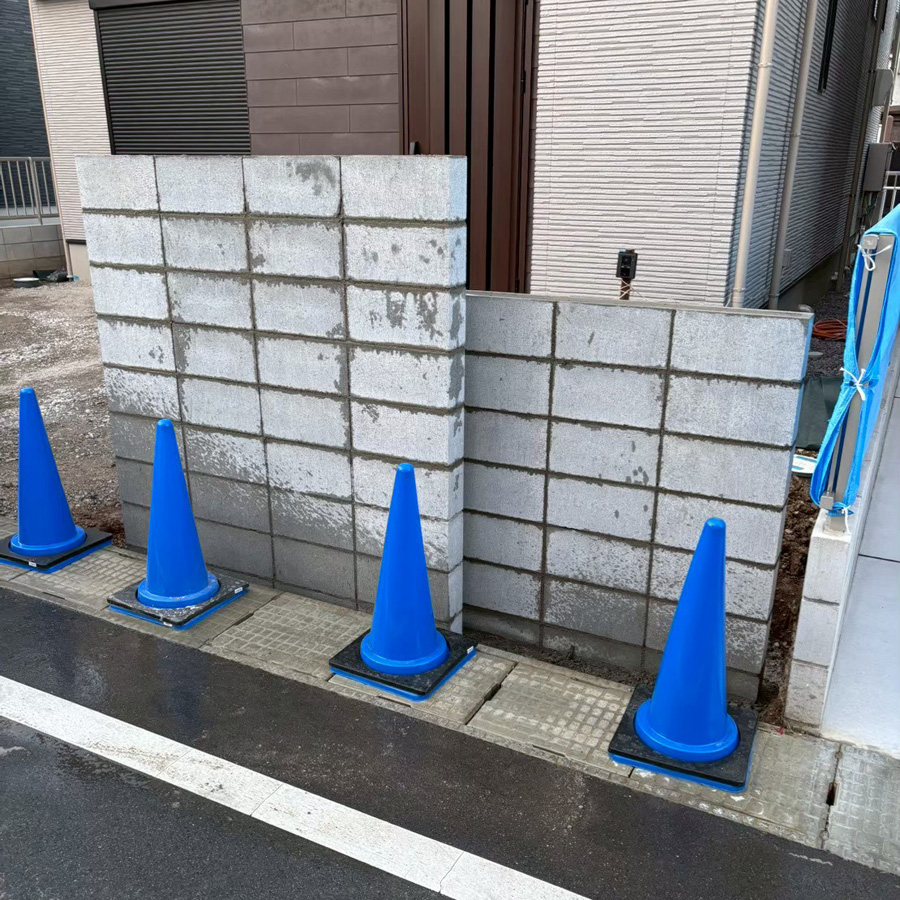 滋賀県大津市の新築外構現場にて、門柱の基礎となるコンクリートブロックを丁寧に積み上げている様子。