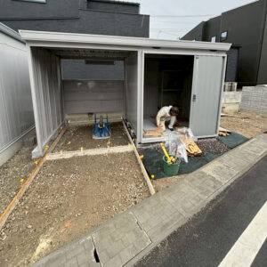 滋賀県大津市の新築外構現場にて組み立てた、物置と自転車置場が一体となったイナバ物置「フォルタウィズ」。