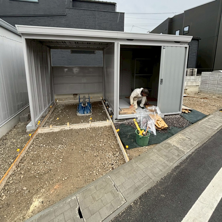 滋賀県大津市の新築外構現場にて組み立てた、物置と自転車置場が一体となったイナバ物置「フォルタウィズ」。