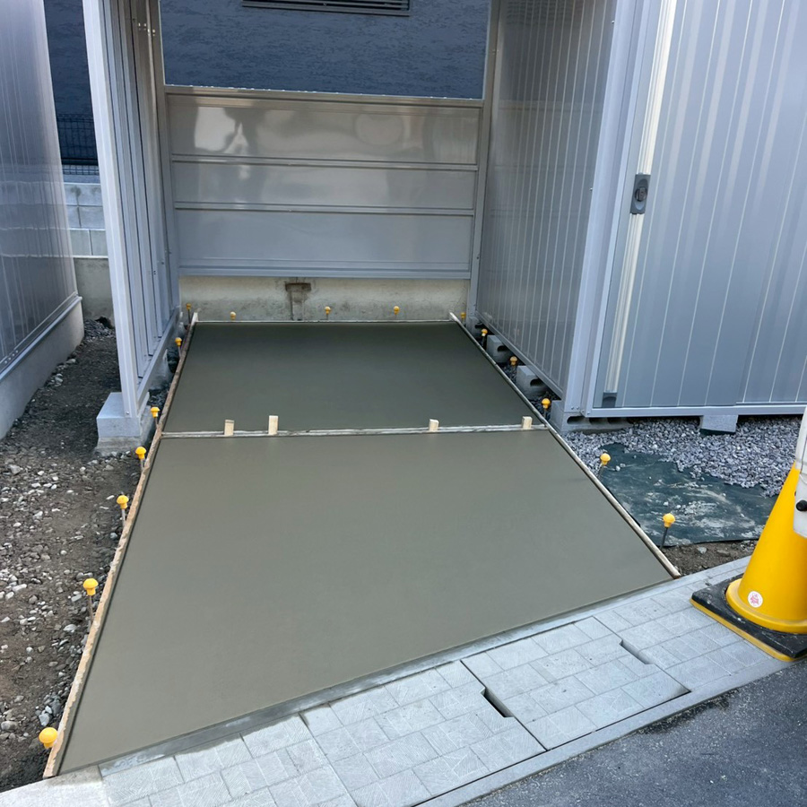 滋賀県大津市の新築外構現場。イナバ物置「フォルタウィズ」の駐輪スペースに土間コンクリートを打設した様子。