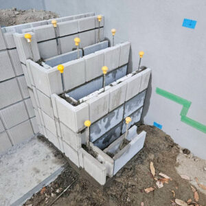 滋賀県大津市の新築外構現場にて、階段の下地となるコンクリートブロックを正確に積み上げている施工風景。