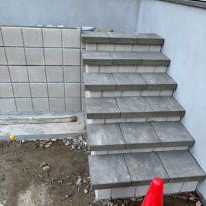 滋賀県大津市の新築外構現場。階段の天端にユニソンのリビオ[ai]を使用してスタイリッシュに仕上げた階段。