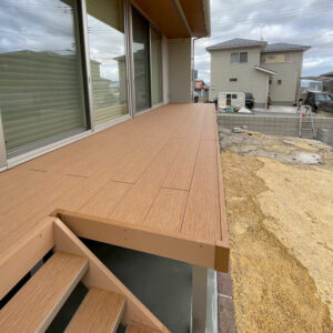 滋賀県大津市の新築外構。リビングから繋がる広い空間を演出する、YKKapのリウッドデッキ 200 EGの施工写真。