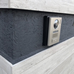 滋賀県大津市の新築外構現場。タイル張りの門柱の一部に左官仕上げを施し、デザイン性を高めた門柱。