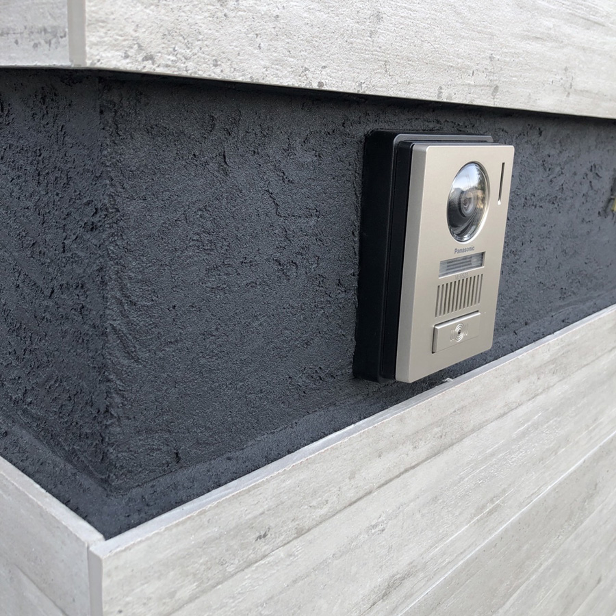 滋賀県大津市の新築外構現場。タイル張りの門柱の一部に左官仕上げを施し、デザイン性を高めた門柱。