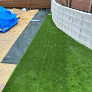 滋賀県大津市の新築外構、ブロック塀のカーブに合わせて隙間なく美しく施工された人工芝。