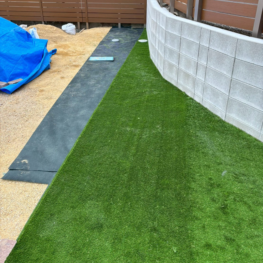滋賀県大津市の新築外構、ブロック塀のカーブに合わせて隙間なく美しく施工された人工芝。