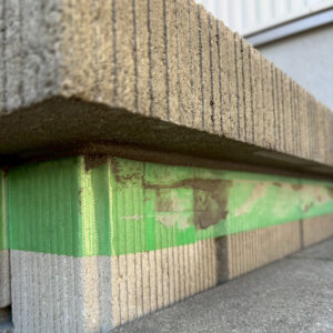 滋賀県大津市の新築外構現場にて、階段下の細部まで丁寧に施された目地施工の様子。