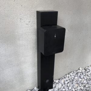 滋賀県大津市の新築外構。外装への穴あけを避け、アルミ支柱に取り付けられたタカショーの12Vタイマートランス。