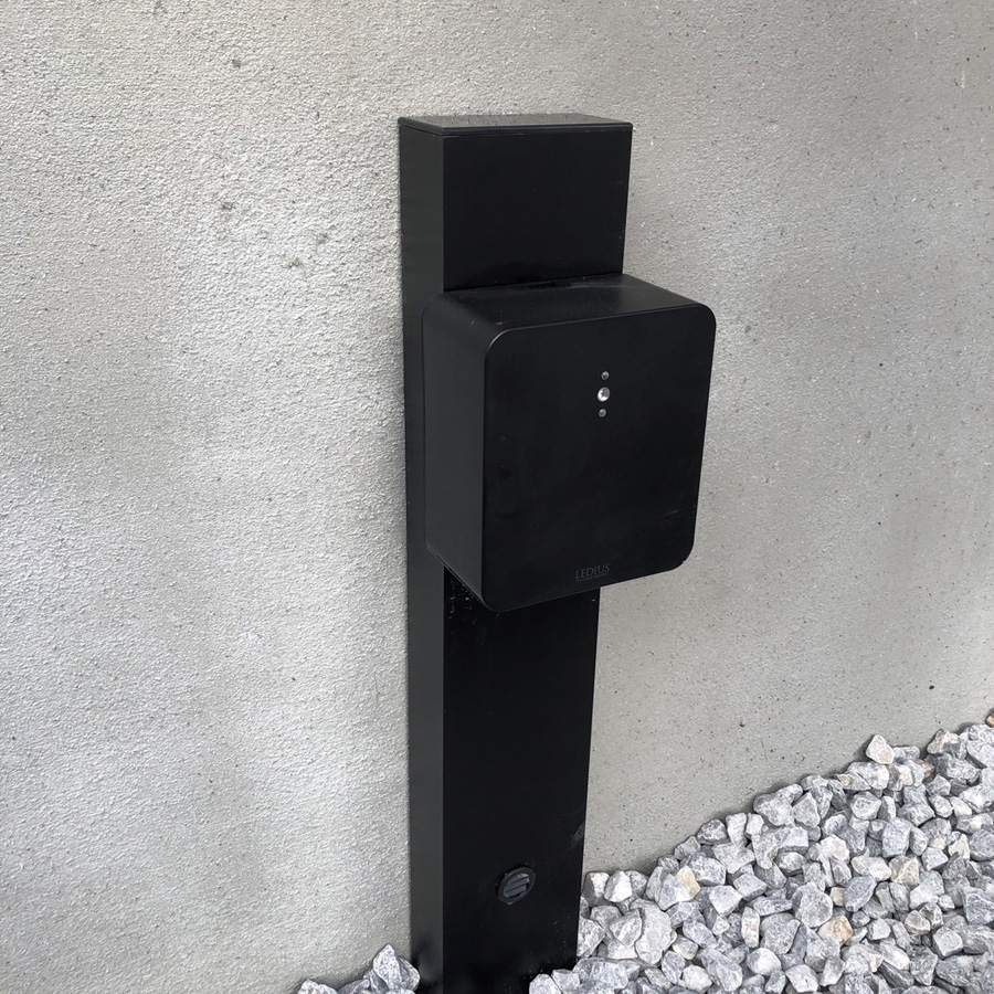 滋賀県大津市の新築外構。外装への穴あけを避け、アルミ支柱に取り付けられたタカショーの12Vタイマートランス。