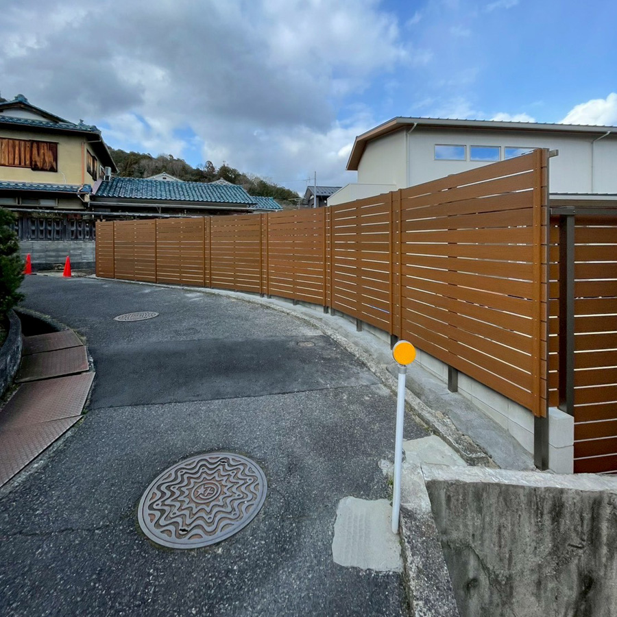 滋賀県大津市の新築外構で施工した、木目調でおしゃれな目隠しフェンス「アーバンフェンス」。