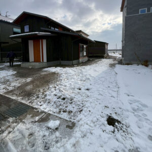 滋賀県豊郷町の新築外構現場。雪が残る中で着工し、土工事を開始します。