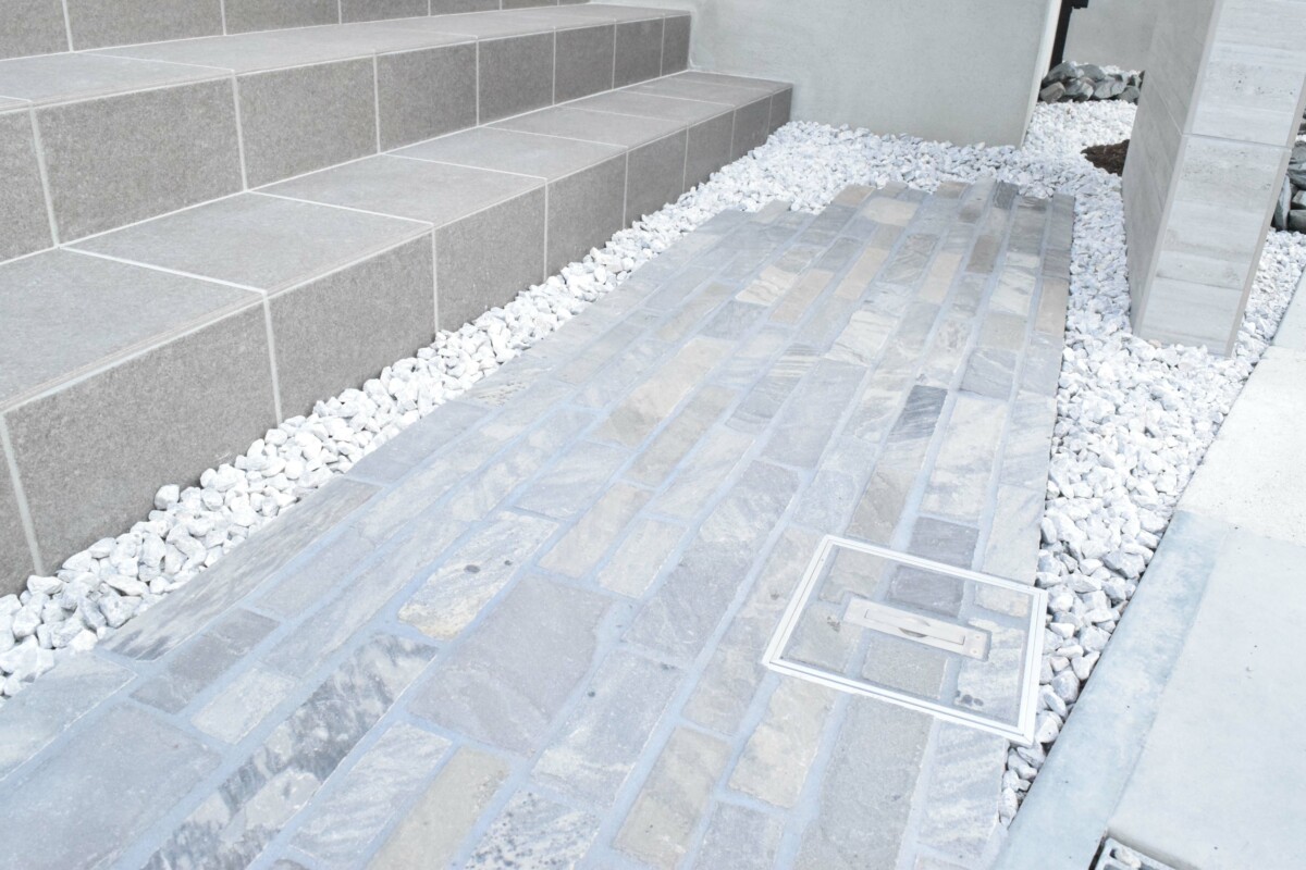 【アプローチ】ユニソンの「フィレットバトン」を採用。細長い石材の質感が、玄関へと続く動線を美しく演出します。