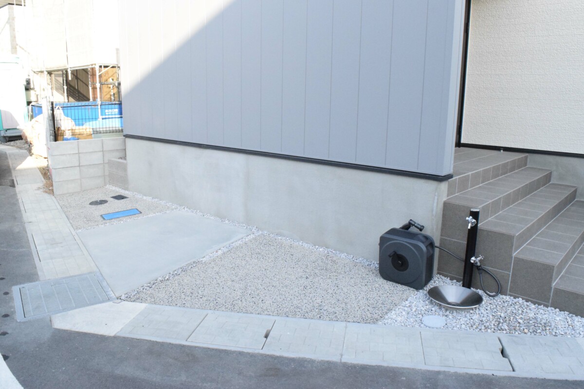 【コンクリート】「洗い出し仕上げ」と「刷毛引き仕上げ」を使い分け。表情の変化を出しつつ、滑りにくい実用性も確保しました。