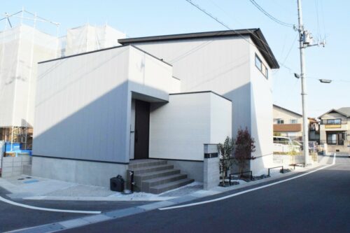 門柱と植栽・レールがマッチしたモダン外構：大津市M様邸