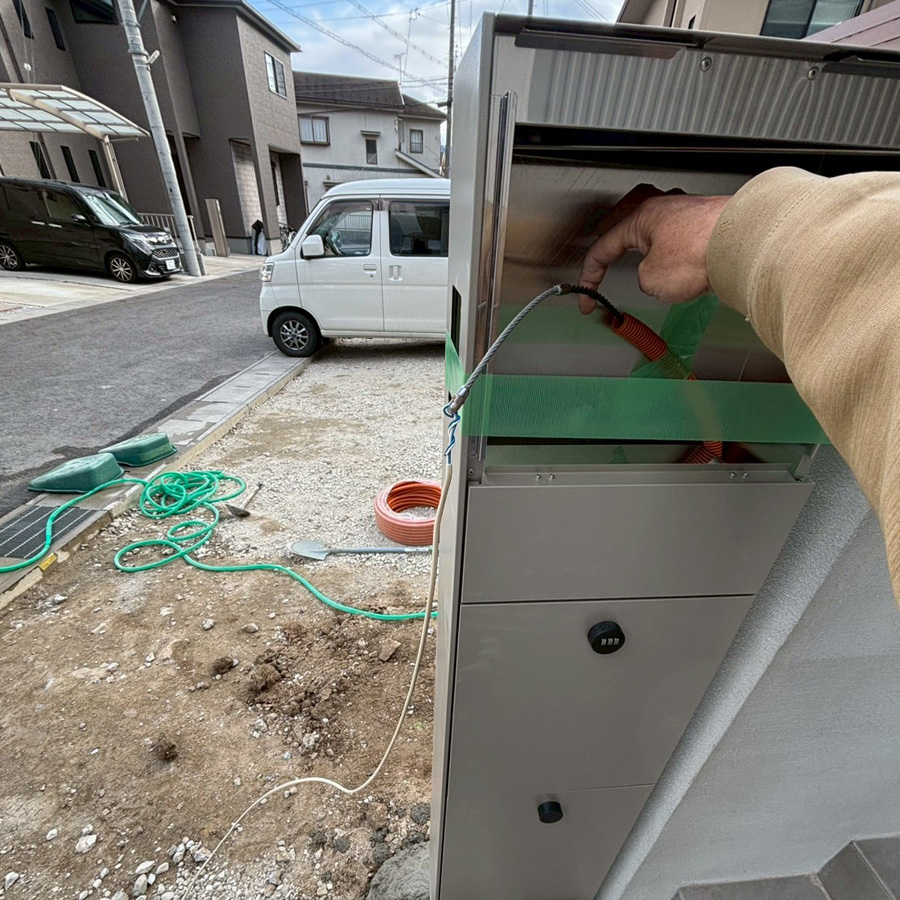 滋賀県大津市の新築外構現場。LIXILの機能門柱FTを設置し、インターホンの配線を通している様子。