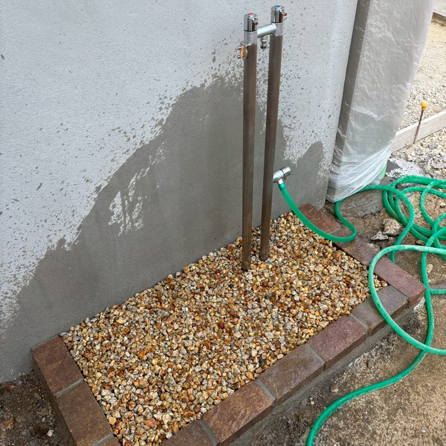 滋賀県大津市の新築外構。オンリーワンの立水栓ジラーレデュエと、レンガで手作りした犬の足洗い用ガーデンパン。