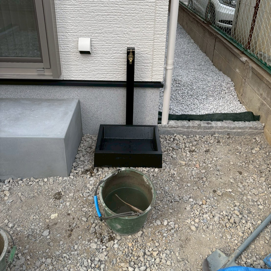 滋賀県大津市の新築外構。外壁の質感に合わせたタキロンシーアイのモダンな立水栓とガーデンパン「シプレ」の施工写真。