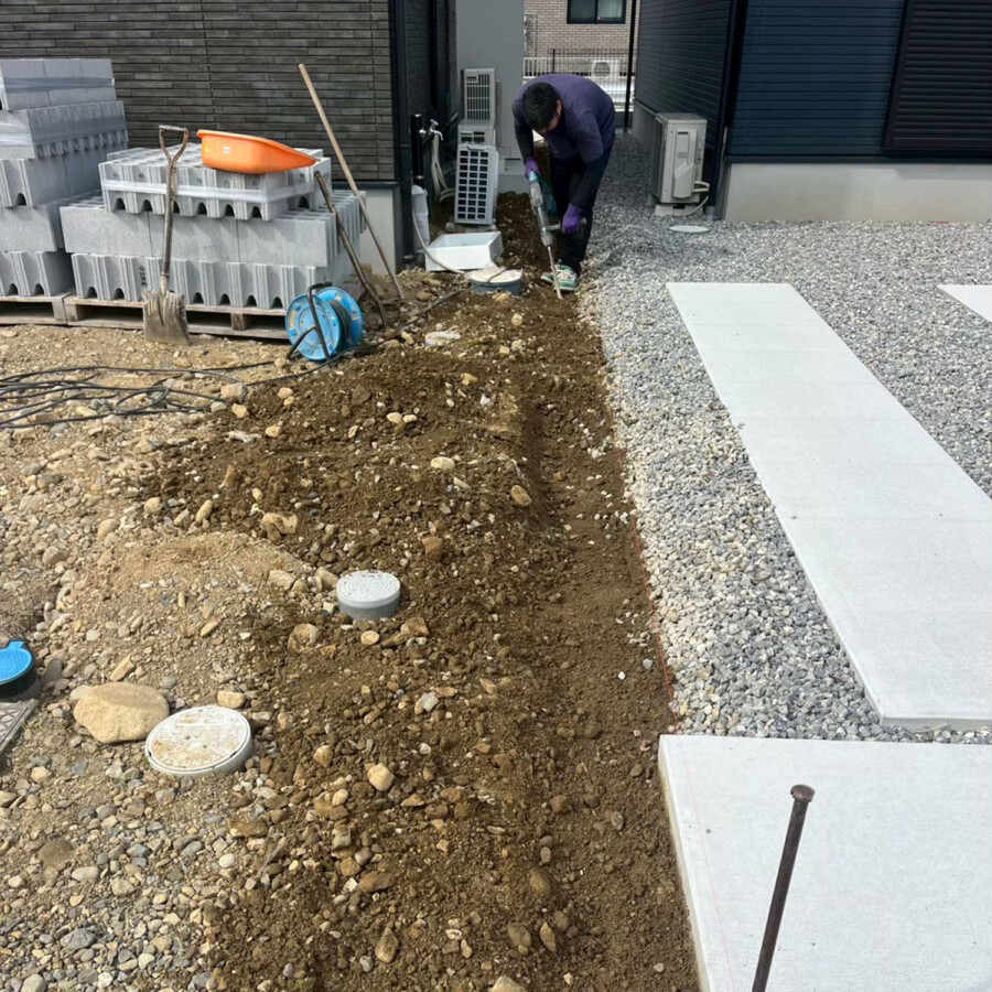 滋賀県近江八幡市の新築外構現場にて、ブロック塀の基礎を作るために地面を掘削（根切り）している施工風景。