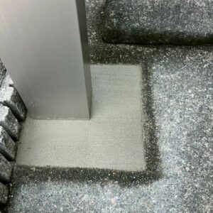 滋賀県草津市のリフォーム外構現場にてカーポートの柱を設置し足元に新しくコンクリートを流して仕上げた様子。