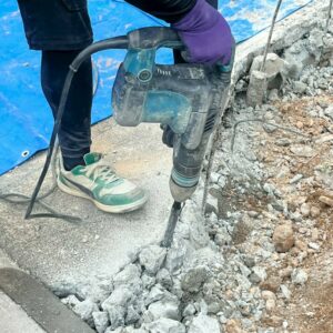 滋賀県草津市のリフォーム外構現場にて、新しいコンクリートを打設するために既存の舗装面の一部を解体している様子。
