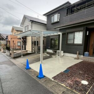 滋賀県草津市のリフォーム外構現場にて、駐車場の拡張にともなうカーポート設置と土間コンクリート打設が完了した様子。
