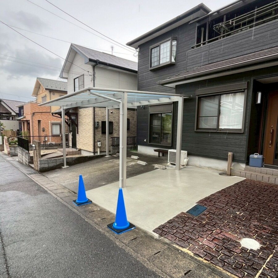 滋賀県草津市のリフォーム外構現場にて、駐車場の拡張にともなうカーポート設置と土間コンクリート打設が完了した様子。