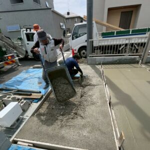 滋賀県守山市の新築外構現場にて駐車場の土間コンクリート打設作業を行っている様子。