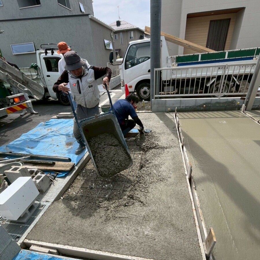 滋賀県守山市の新築外構現場にて駐車場の土間コンクリート打設作業を行っている様子。