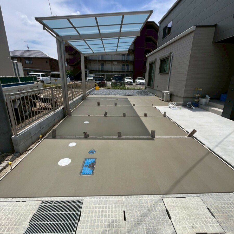 滋賀県守山市の新築外構現場にて駐車場の土間コンクリートを刷毛引き仕上げで美しく施工完了した様子。