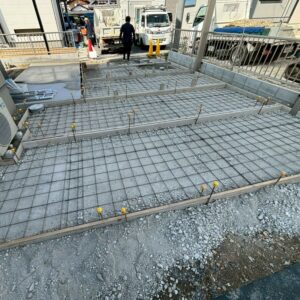滋賀県守山市の新築外構現場にて駐車場の土間コンクリート打設に向けて型枠とワイヤーメッシュを設置した様子。