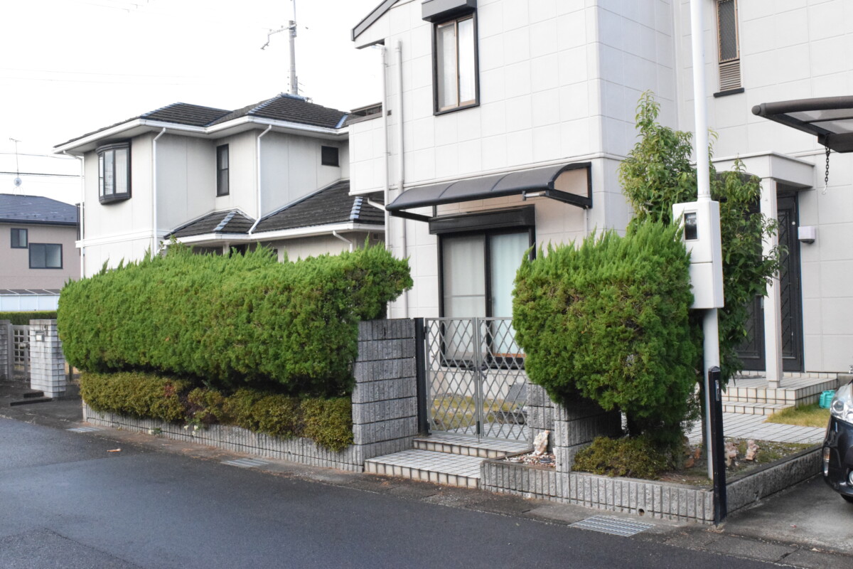【before】お手入れが大変になってきた施工前のボリュームのある生垣
